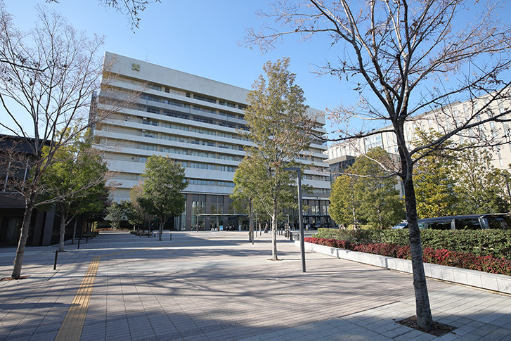 This is an image of the exterior of Keio University Hospital.