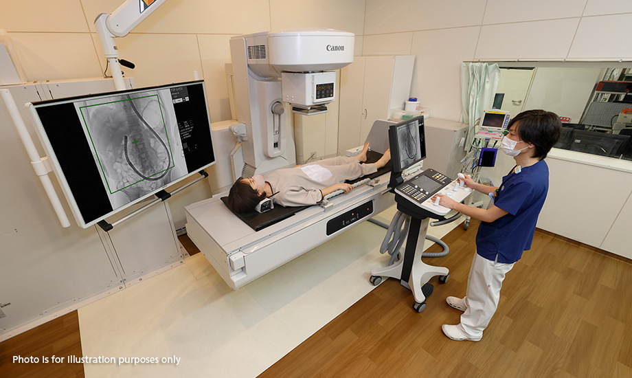 Enabling safe treatment with a compact-depth system that allows natural positioning on all sides